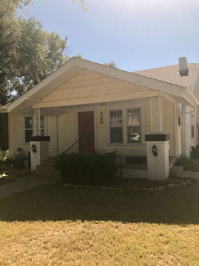 Building Photo - 4 Bedroom, 2 Bath in Sunset Terrace!