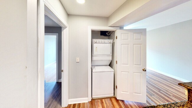 Building Photo - 718 W Trade St