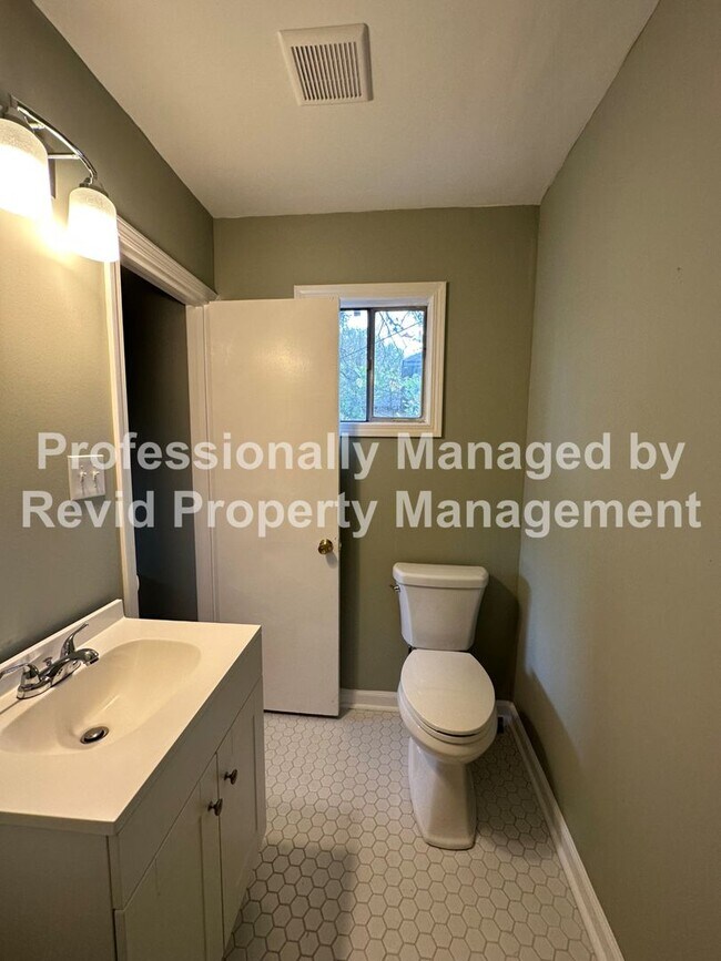 Building Photo - Updated 3 bedroom 3 bathroom home in Coope...