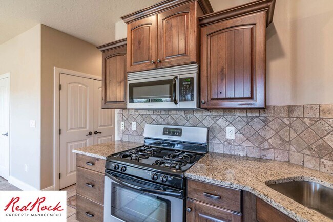 Building Photo - Dog Friendly, Beautiful Southgate Townhome!