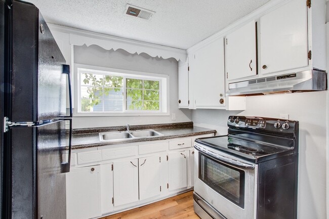 Building Photo - Modern Prime Location Near Park Circle