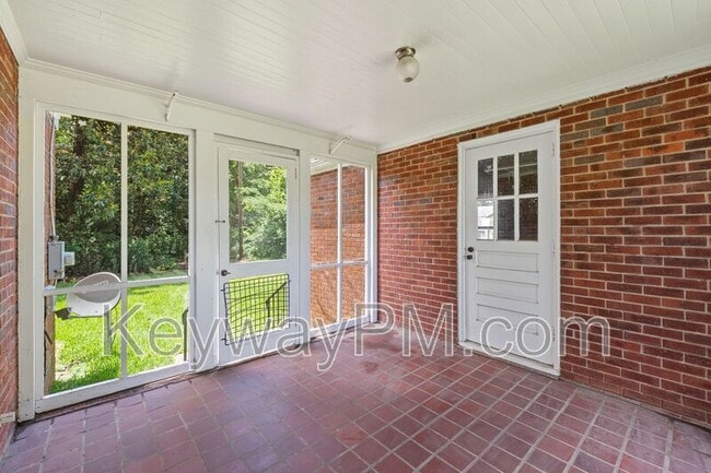 Building Photo - 2334 Redwood Dr