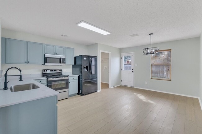 Building Photo - 131 Sandlewood Dr