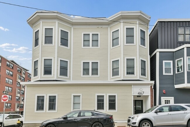 Building Photo - 467 E 8th St