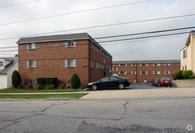 Building Photo - Maple Court Apartments