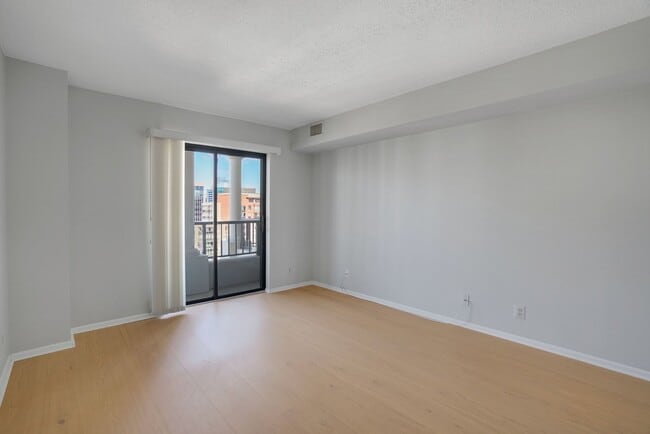 Building Photo - 1600 N Oak St