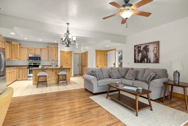 Building Photo - 3 Bed 2 Bath Condo!
