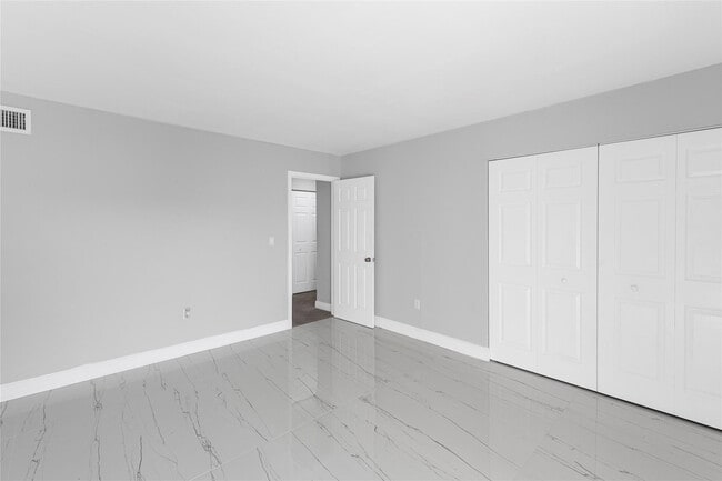 Building Photo - 5925 SW 36th Ct