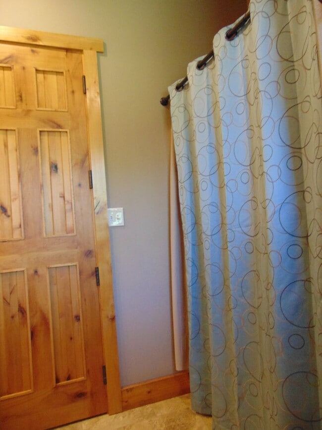 Building Photo - Majestic 3 Bed Mid MO Ranch!