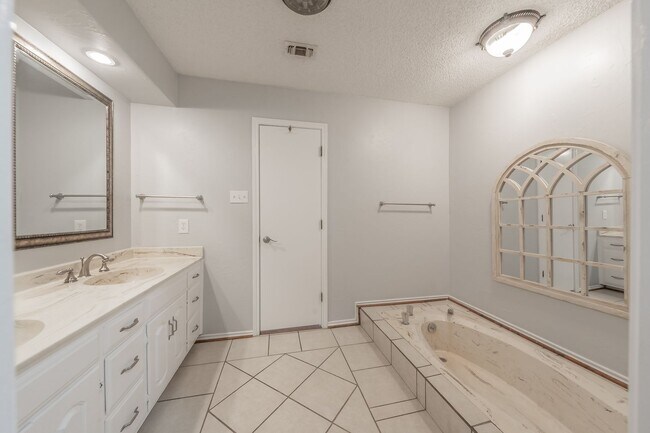 Building Photo - Charming Updated Home on Quiet Cul-de-Sac