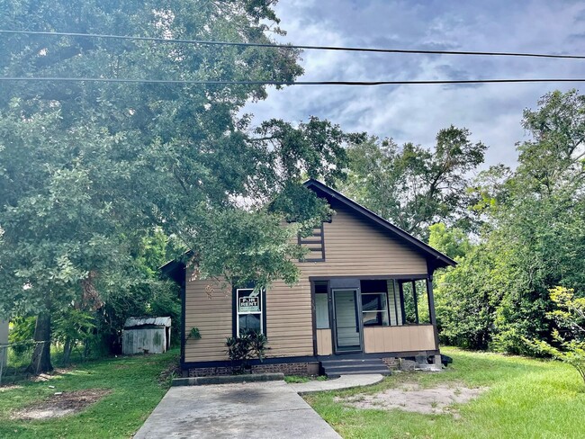 Building Photo - NICE 3BR/1BA Lakeland Home w/Large Covered...