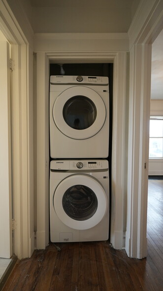 In-unit Washer/ Dryer - 3838 Wyandotte St