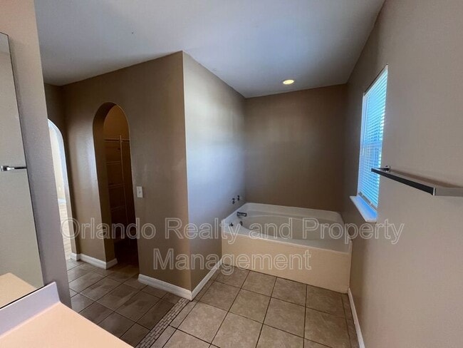 Building Photo - 204 Canterbury Ct