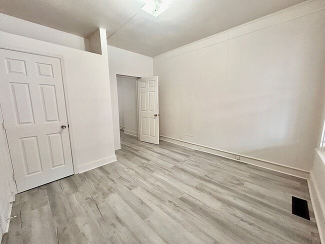 Building Photo - 644 E Chestnut St