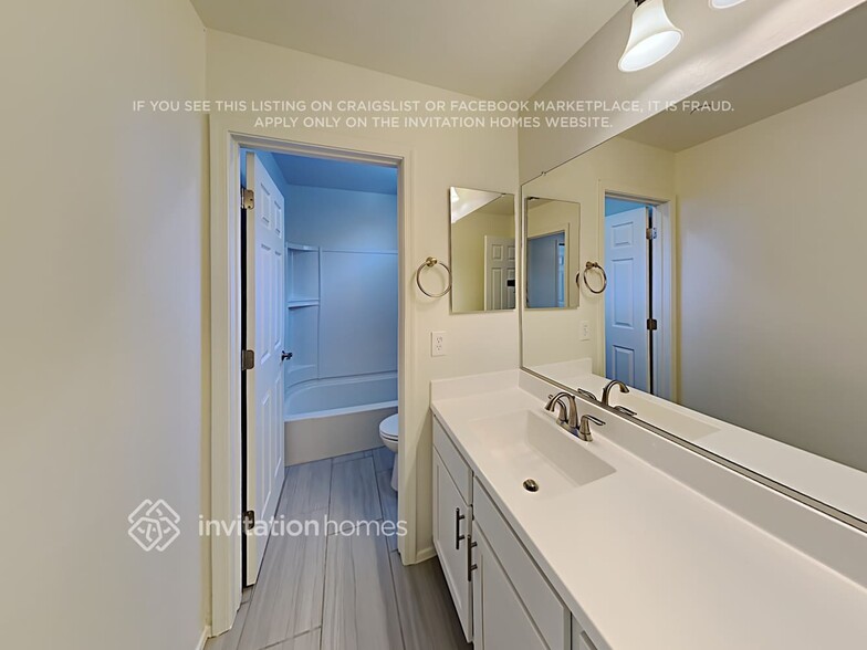 Building Photo - 308 N Sandal