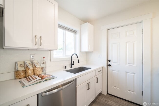 Building Photo - Cozy house close to amenities easy access to St Joe, Tacoma General