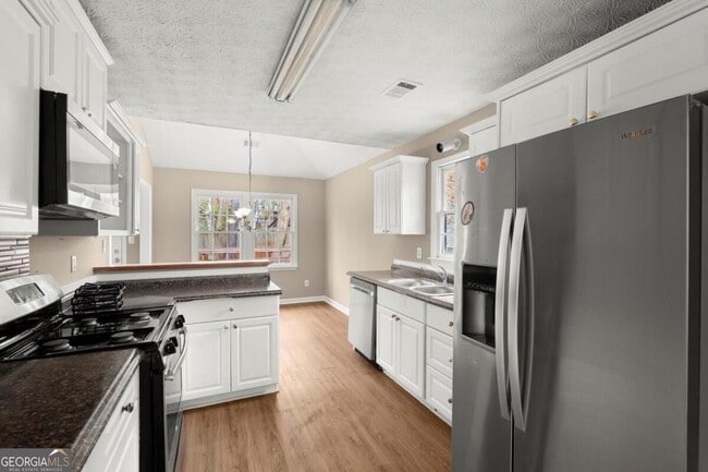 Building Photo - 16 Valleyside Dr