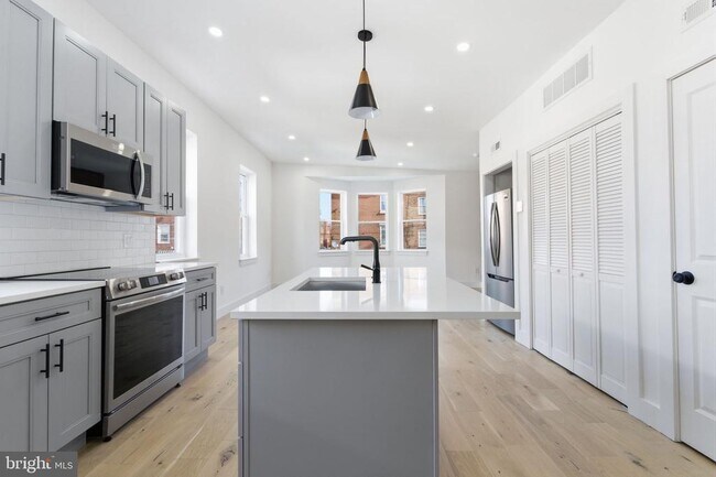 Building Photo - 2724 E Somerset St