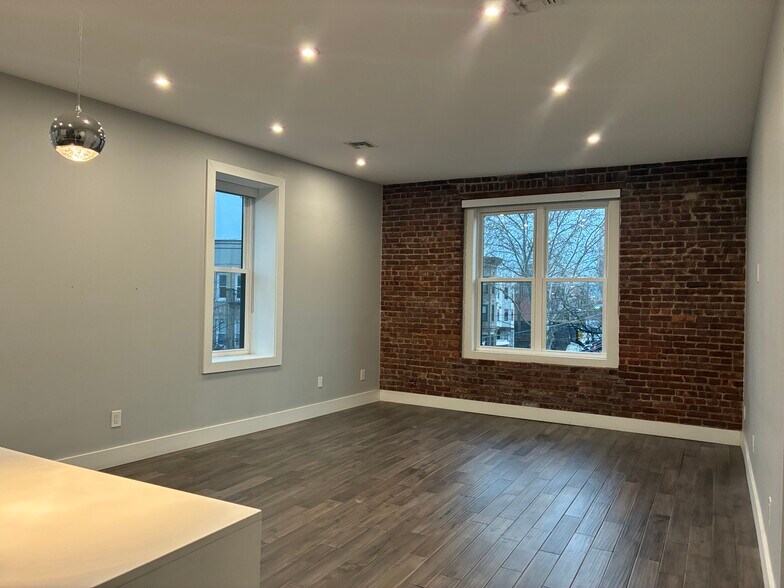 Living room - 100 Oak St