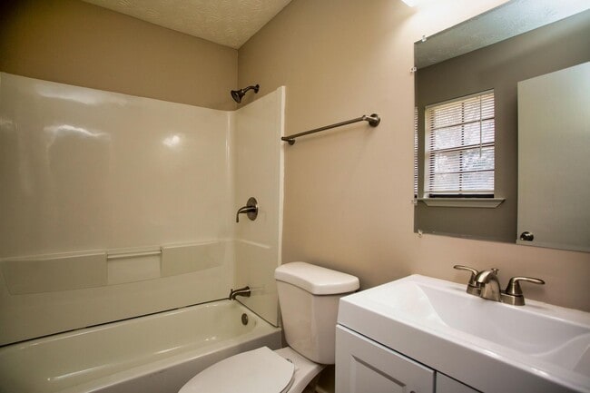 Building Photo - ** 3 Bed 2 Bath located off Wares Ferry rd...