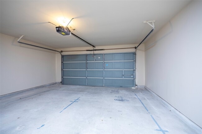 Building Photo - 811 Sierra Lake Dr