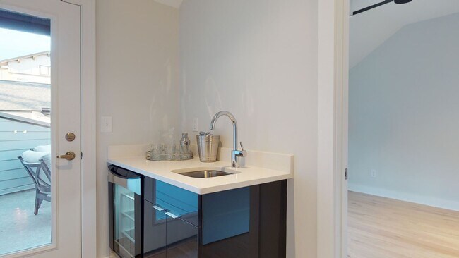 Building Photo - Modern Townhome with Roof Terrace in Dilworth Neighborhood Charlotte NC