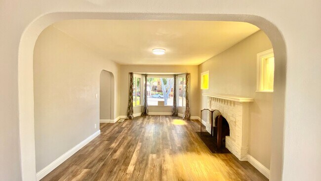 Building Photo - Single Family Home with Front Yard, Back Y...