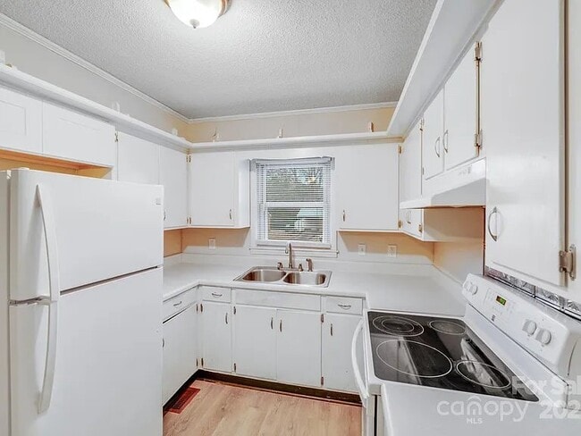 Building Photo - 712 Stevens St