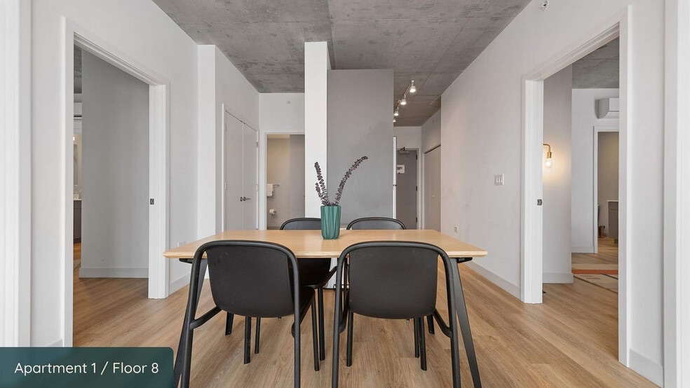 Building Photo - 853 W Blackhawk St