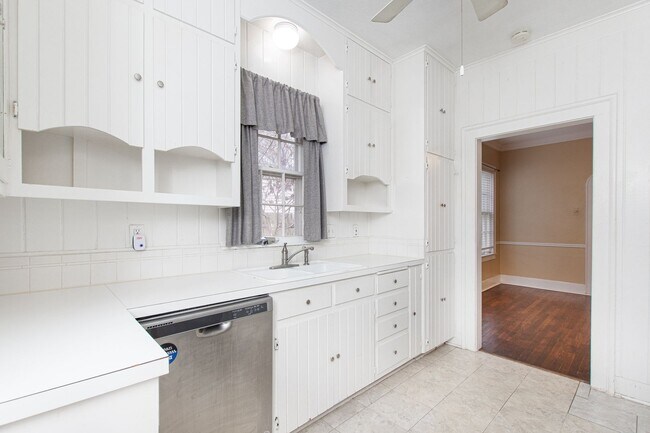Building Photo - Spacious 4 Bed / 2 Bath Home with Garage & Fenced Backyard in Central Temple