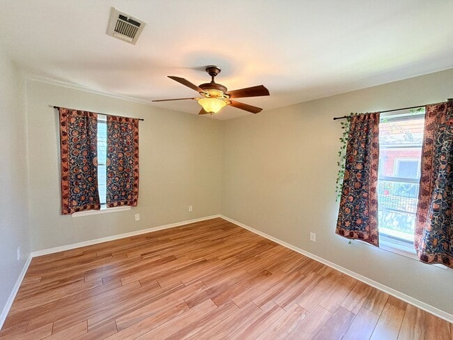 Building Photo - Amazing detached 2/2.5 duplex in Central Austin!!!