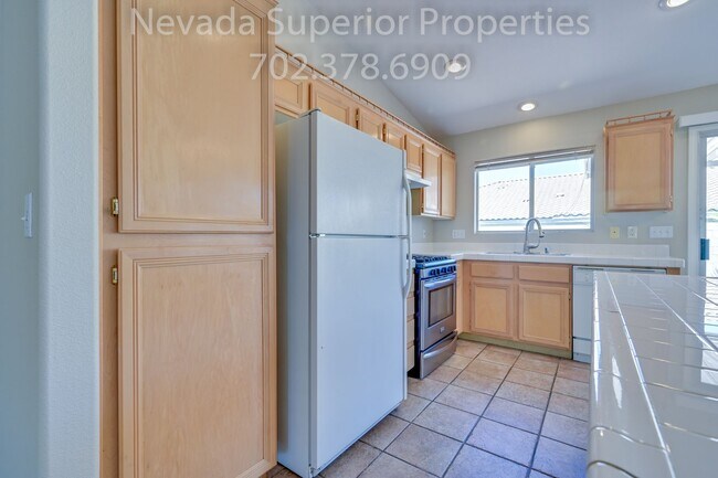 Building Photo - SE Single Story 3 Bedroom Home!!! Low Main...