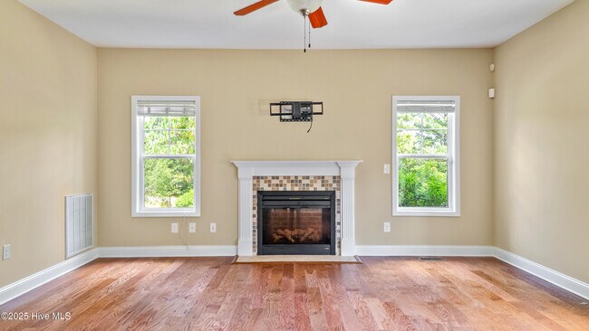 Building Photo - 110 Queens Cove Way