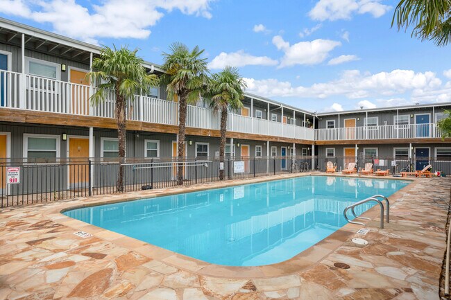 Building Photo - 2401 Manor Rd