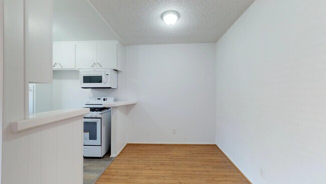 Interior Photo - 351 S. Manhattan Pl