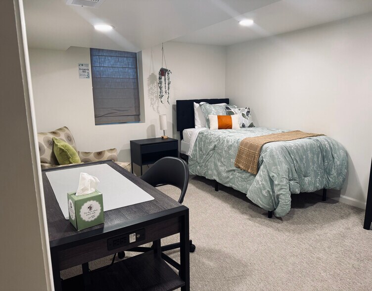 Northern Gate Bedroom (Twin bed) - 11116 Kensington Ave