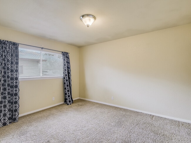 Building Photo - 227 Shin Oak Dr