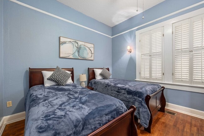 Building Photo - Charming Lakebottom Bungalow with Historic...