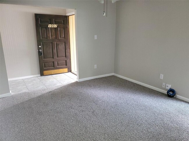 Building Photo - 1007 Reseda Dr