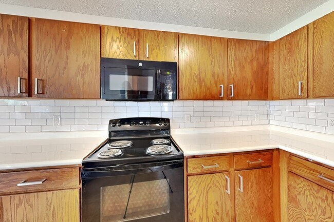 Building Photo - 7030 Maple Park Ln