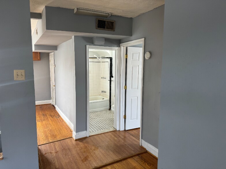 Building Photo - 3033 Hamilton Ave