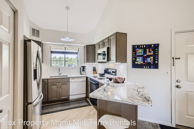 Building Photo - 2 br, 2 bath House - 565 Manhattan Dr #202