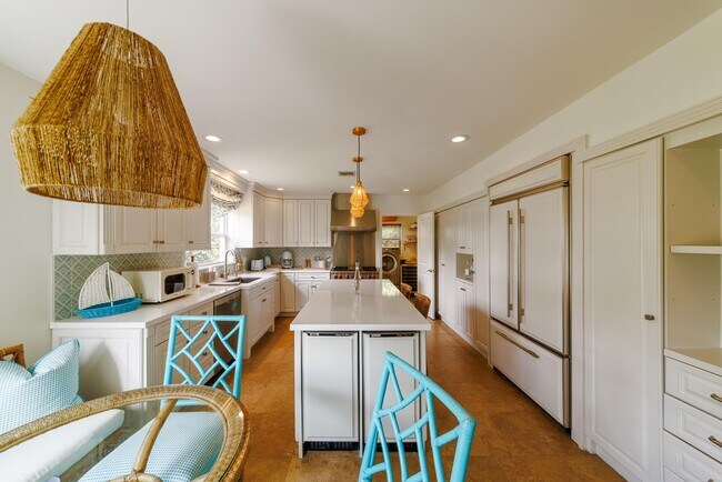 Building Photo - 225 Russlyn Dr