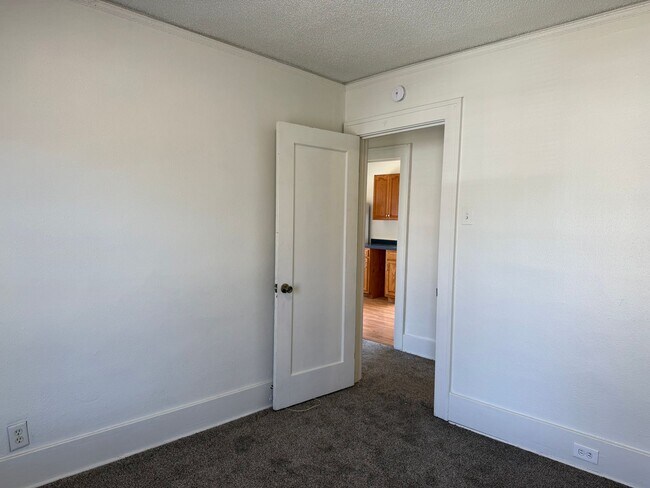 Building Photo - 722 8th Ave N