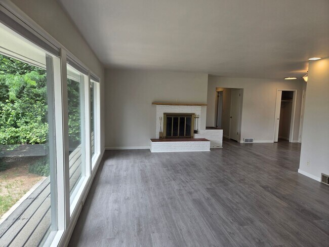 Building Photo - 4 Bed 2 Bath Golf Course Living