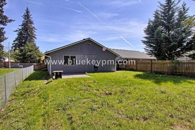 Building Photo - 3 Bed, 2 Baths Home in North Image Neighborhood with Large Yard