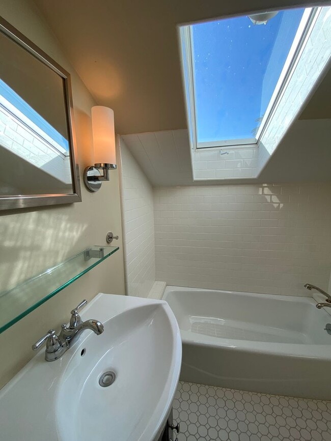 Building Photo - Enchanting 1-Bedroom, 1-Bath Oasis with Stunning Views