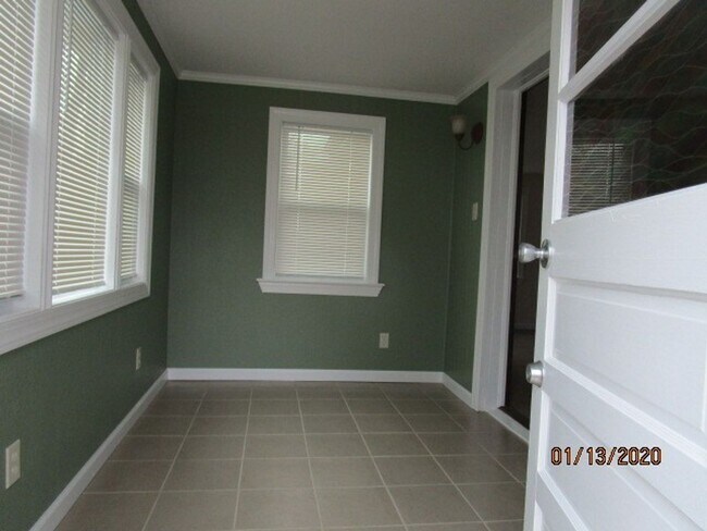 Building Photo - Deep Creek South