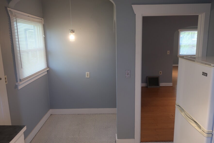 Building Photo - 710 Monroe St