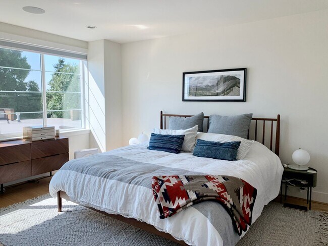 Building Photo - Queen Anne Townhome ~ McGraw Square